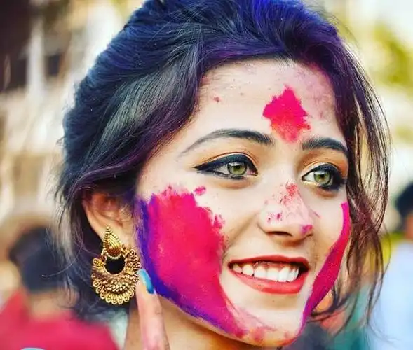 走红全球的琥珀眼女孩营业了!