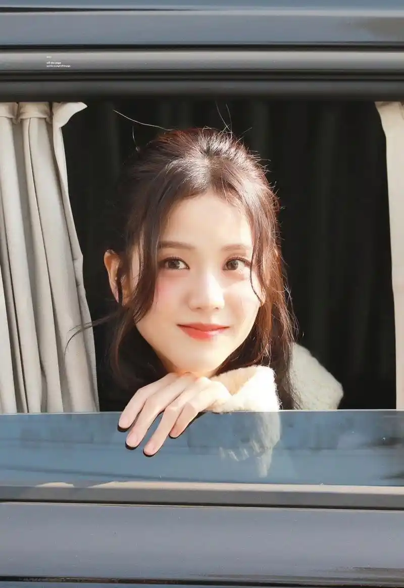 blackpink成员金智秀不愧是车窗女神,好美啊