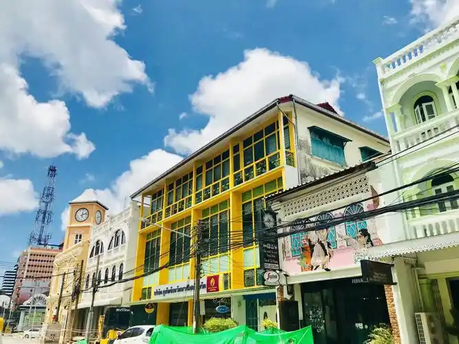 考山路是泰国首都曼谷的一条街道,是背包客的聚集地.