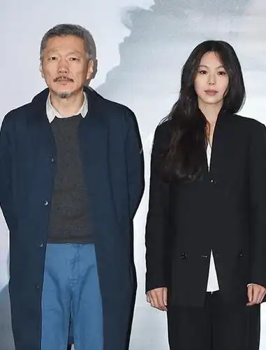 导演洪尚秀欲娶影后金敏喜,起诉原配妻子:对簿公堂也要和她离婚