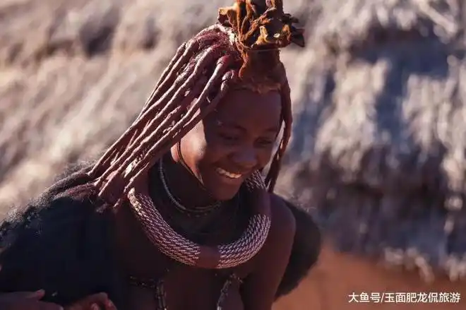 实拍非洲红泥部落女子不穿上衣不洗澡多数男子15岁就殒命