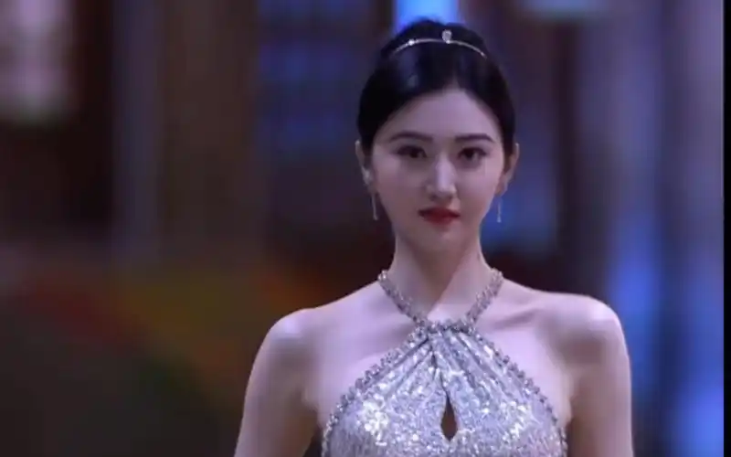 景甜gq盛典直播完整版美貌暴击!气质绝佳!真秒了!