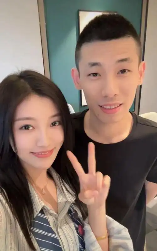 最近旭旭宝宝的妻子韩茜茜在网上发文说账号粉丝到了一百万,然后就会