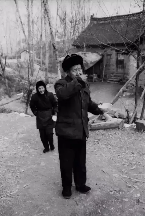 70年代农村吃饭老照片,隔着屏幕都觉得香