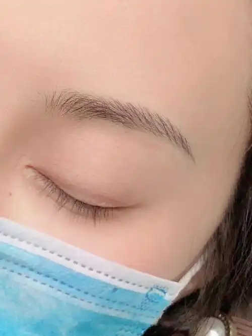 先说一说自身眉毛的特点:原本的眉毛有点高低眉,不对称,但是毛发基础