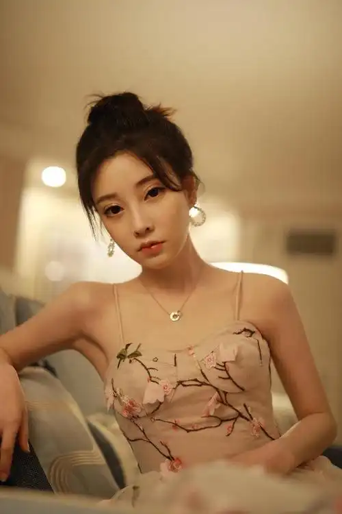 冯提莫三亚游泳引热议真实身高曝光不足1米5只能在儿童区