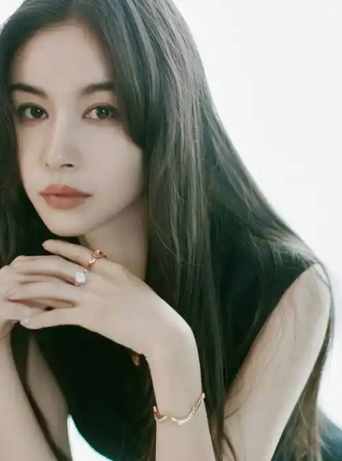 他们包括马伊琍,张柏芝,佟丽娅,李小璐,杨幂,杨颖,还有王子文