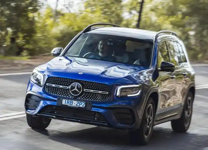 向大排量妥协,全新奔驰glb上市,网友:销量不够发动机来凑?