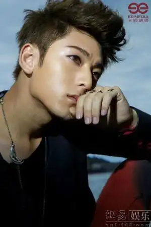 如果有他的眼尾是上翘还是下翘?