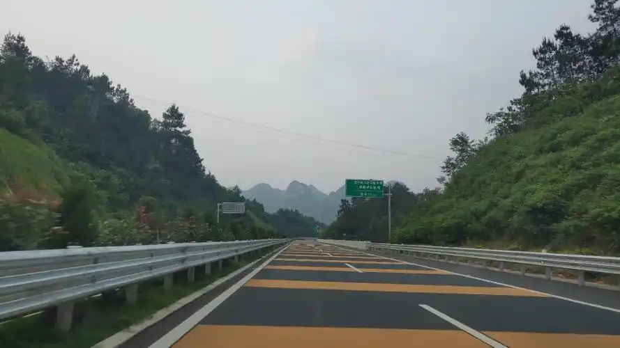 夏日的广昆高速