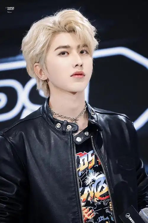 近日,蔡徐坤以一袭金发搭配黑色皮衣造型亮相某活动,酷帅有型气场十足