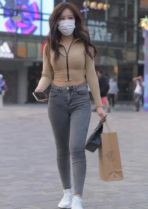 紧身裤穿搭指南,尝试百变的风格,成为不同的自己