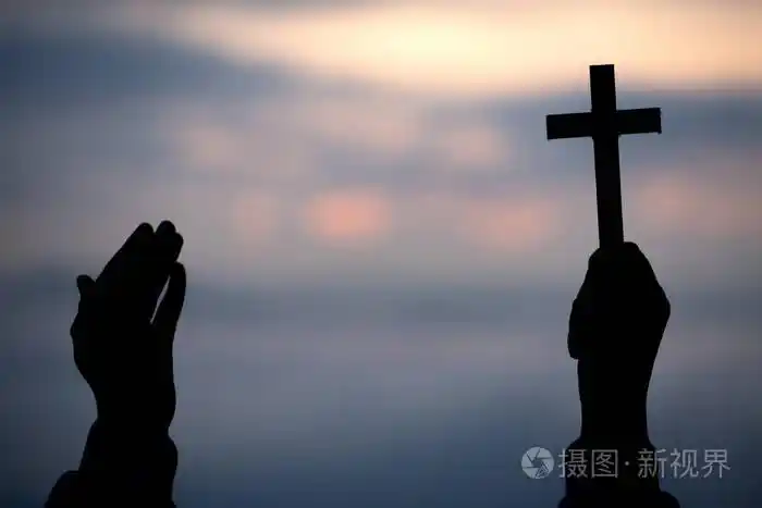 青少年女孩手拿着木十字架在日出背景的剪影, 十字架, 信念的标志