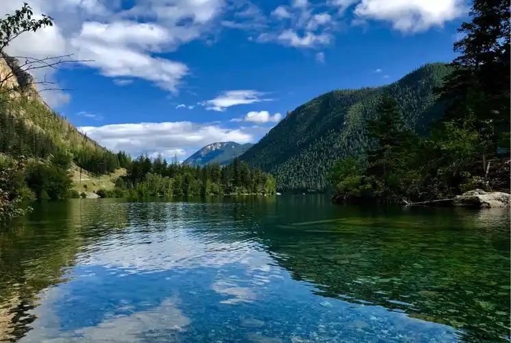 湖水任性的清澈透明