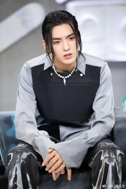 吴亦凡压轴演唱〈时间海〉展示豪华科幻舞台,网友狂赞:光看脸就够了!