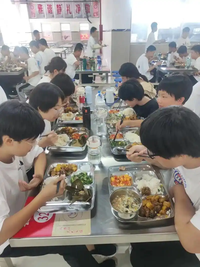 校园食堂 饭菜看着好有食欲😋每天在群里翻看着孩子的照片  - 抖音