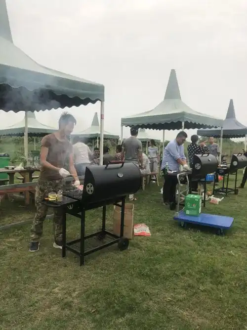 烧烤聚餐狂欢派对老少皆宜,休闲放松浦江玫瑰园自助烧烤区风景迷人