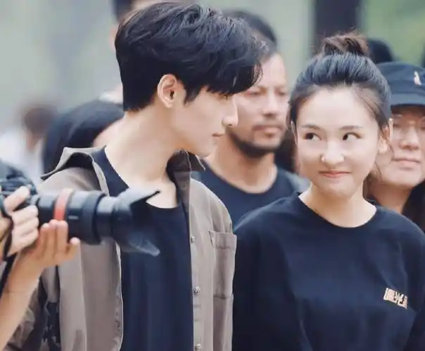 原创追光者路透流出罗云熙吴倩牵手戏甜度爆表这对cp有点好磕