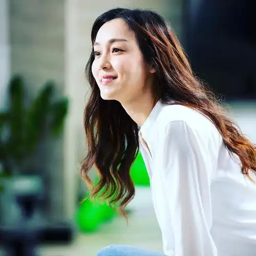 范玮琪波浪卷发优雅知性补妆不忘记台本工作超认真