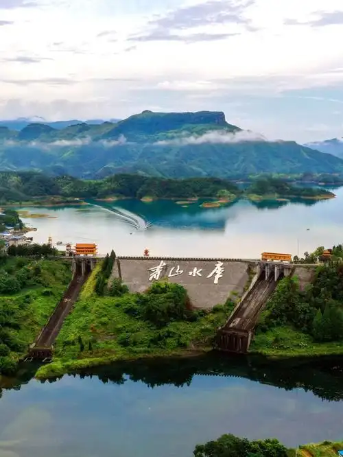 秋天的青山湖,云山苍苍,烟水茫茫,像是水墨写就的江南.