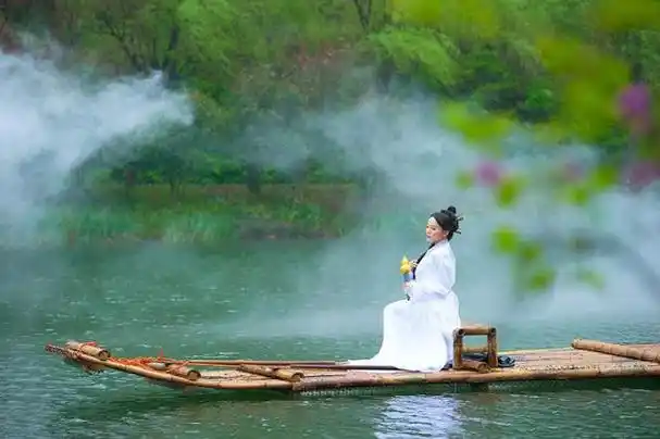 古装白衣美女飘荡在万亩竹林间