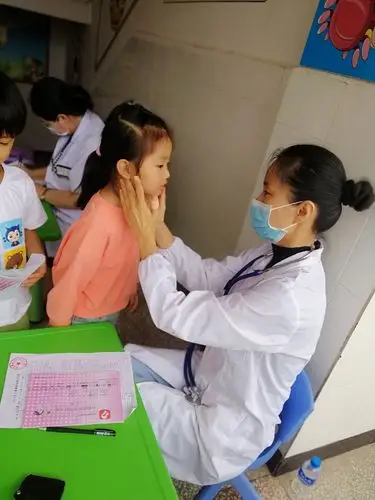 院的医护人员对我们班42名幼儿进行了一年一度的儿童健康的体格检查