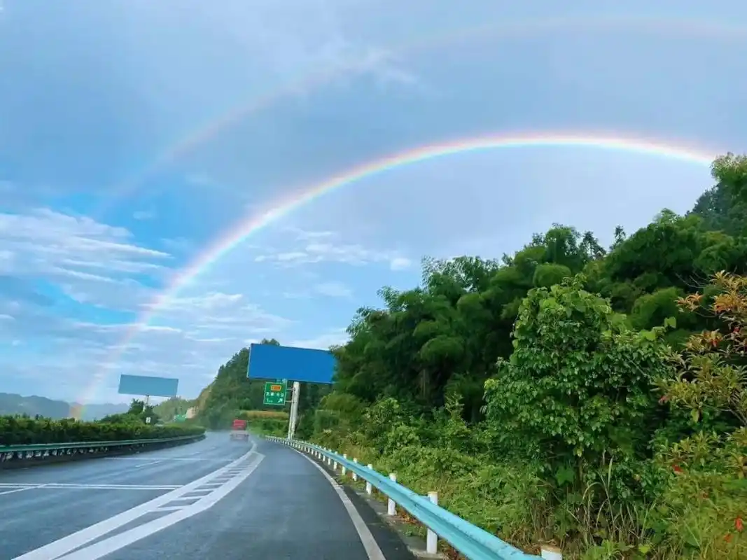 今天这道双彩虹刷爆了黔东南人的朋友圈