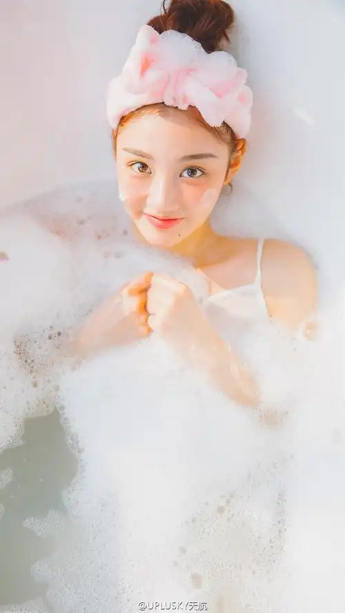 江边沐浴的绝色美女