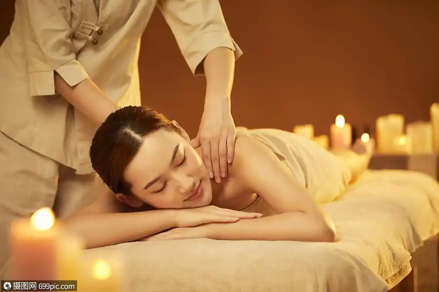 年轻美女spa肩部按摩休闲黄种人