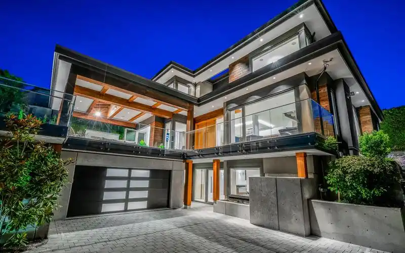 位于加拿大西温哥华的一座工艺精湛的现代半山豪宅|2545 mathers