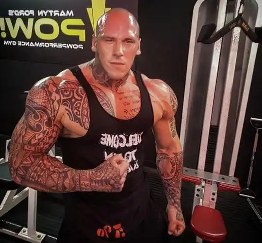 肌肉巨兽马丁福特秀恩爱网友评论道美女和野兽的直视感