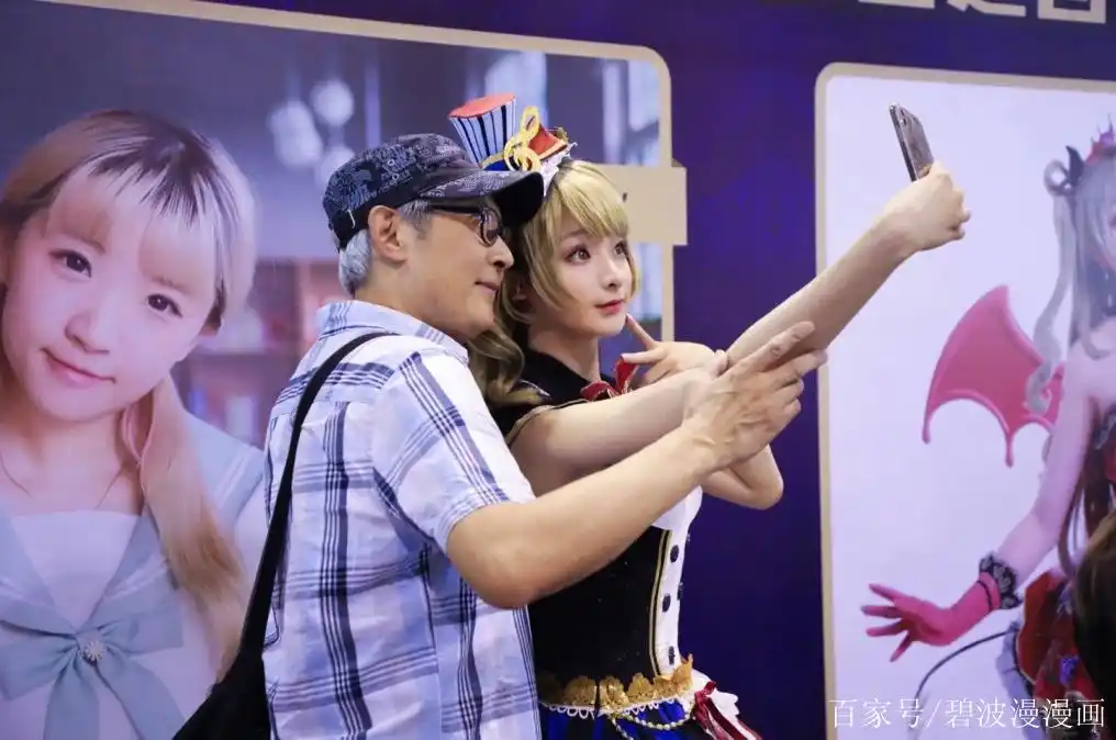 女装大佬豪哥cosplay现场图,长相甜美,喷子的脸被打