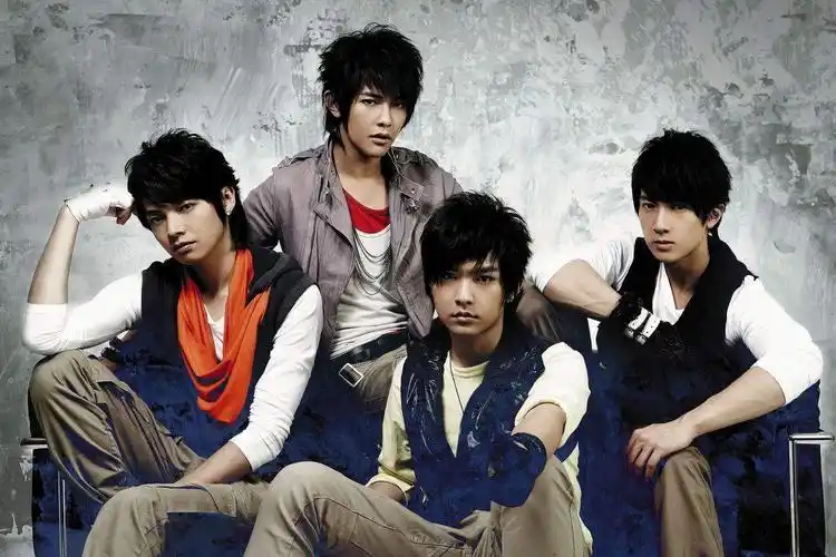 2005年12月28日,飞轮海正式出道,同年主演台湾地区偶像剧《终极一班》