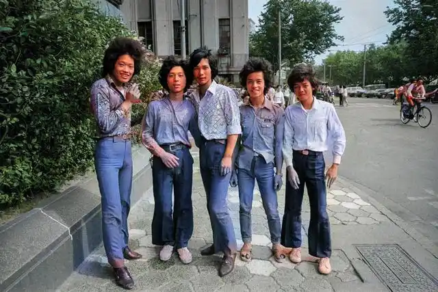 20张80年代上色老照片,那时候的美女是真的美,小伙也是真的帅