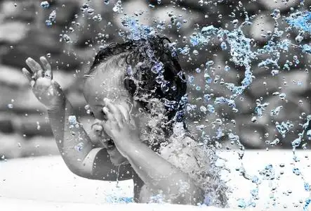 男孩在游泳池的乐趣图片