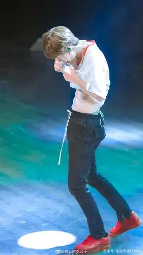 王一博:露腹肌的舞蹈酷到没规则