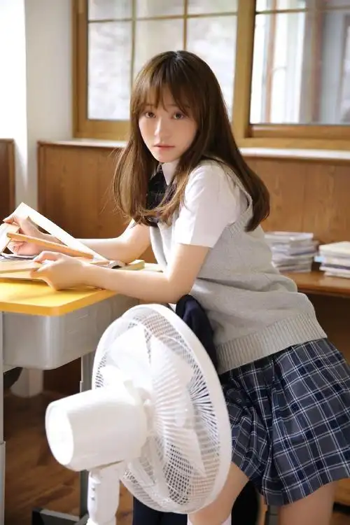 教室里的校服女生,清纯的气息