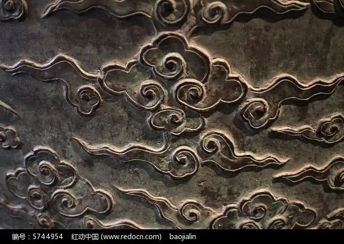 古代大钟上的云纹图案铜雕