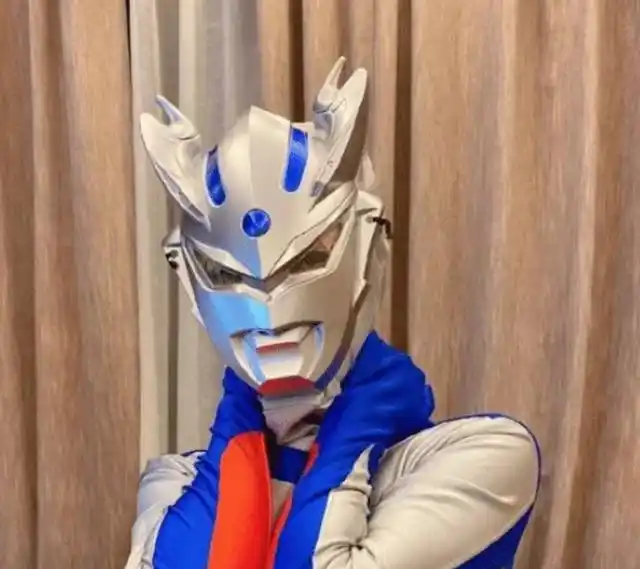 冯提莫在家cos奥特曼,当她抬起腿那一刻,我没眼花吧?