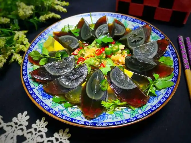 凉拌皮蛋想要好吃,料汁必须这样调,香辣爽口,比饭店做的还好吃