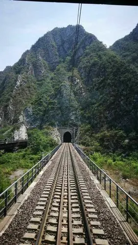只有在中国段,火车才能进隧道.