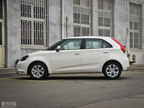 不乏一些颇具特色车型可以选择,今天推荐三款时下热门的两厢轿车