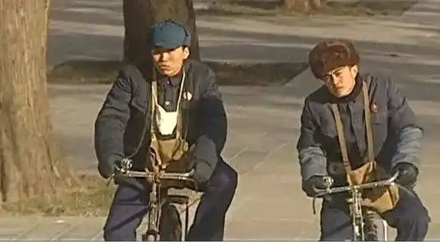 不过最后还是被王小点抓住了时机,二三十个红卫兵围住了小混蛋儿,谁知