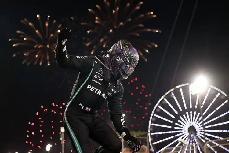 赛车f1巴林大奖赛汉密尔顿夺冠