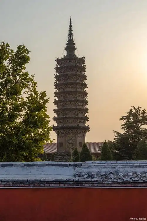 嵩岳寺塔是中国河南省登封市的一座古建筑,位于嵩山南麓的嵩岳寺内,是