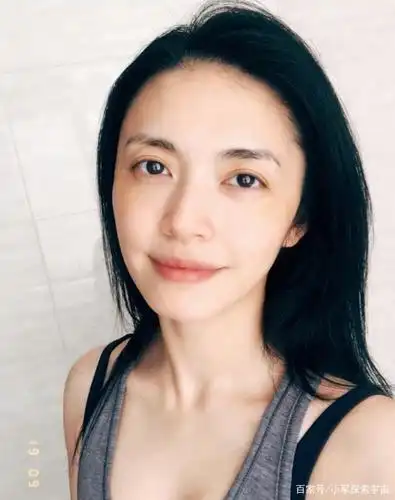 姚晨晒素颜健身照,皮肤嫩出水,状态超好