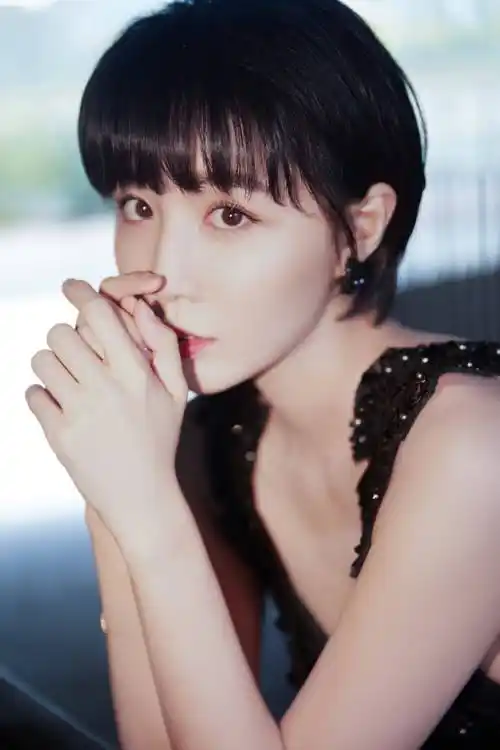 李欣燃受邀出席2021北京时装周一席镂空露背黑裙尽显优雅