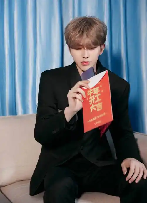 不愧是行走的发色种草机,蔡徐坤希望染遍所有发色_vivo_自拍_造型