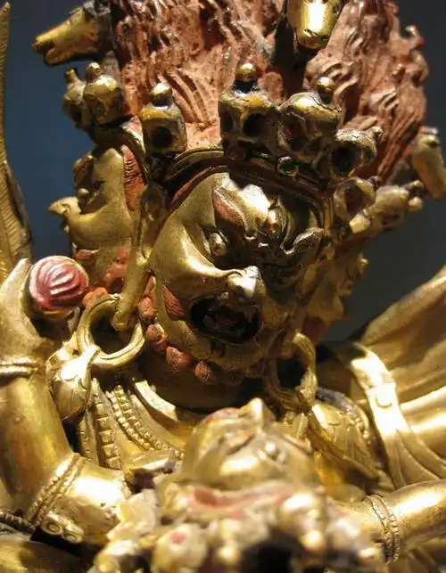 忿怒身为佛在镇伏魔障时显现的相形,被描绘成多面多臂,青面獠牙的恐怖