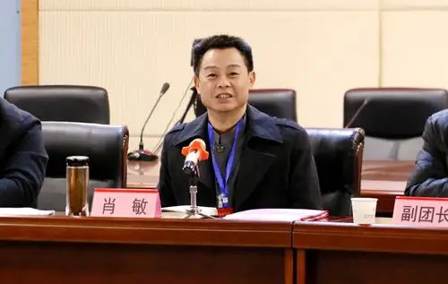 肖敏参加区人大二届一次会议分组讨论